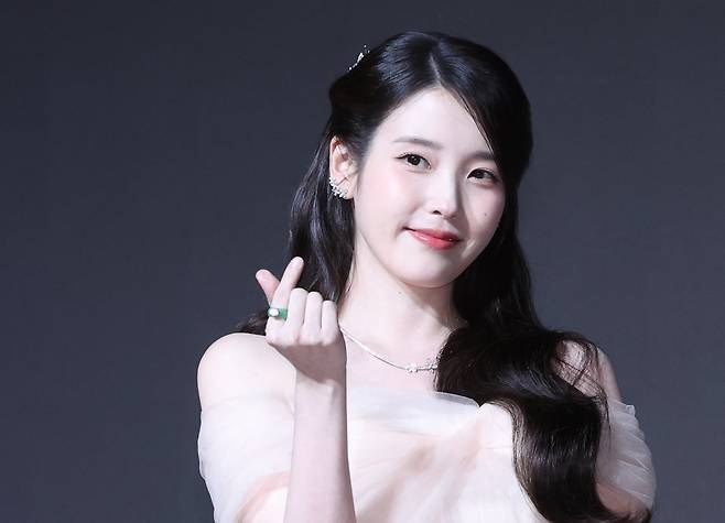 [서울=뉴시스] 조수정 기자 = 배우 아이유(이지은)가 6일 오후 서울 강남구 조선팰리스 서울강남에서 열린 MBC 금토드라마 ‘21세기 대군부인’ 제작발표회에서 포토타임 때 포즈를 취하고 있다. 21세기 대군부인은 오는 10일부터 방송한다. 2026.04.06. chocrystal@newsis.com