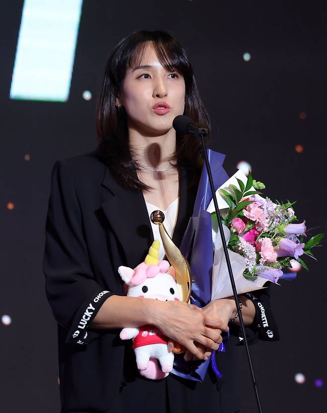 우리은행 김단비가 6일 서울드래곤시티서 열린 여자프로농구 정규리그 시상식서&nbsp;최고공헌도상을 수상한 뒤 소감을 전하고 있다. 서울｜뉴시스