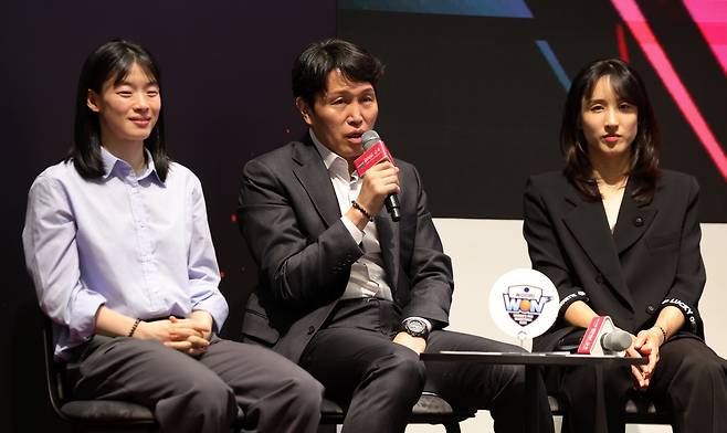 우리은행 강계리, 위성우 감독, 김단비(왼쪽부터)가 6일 서울드래곤시티서 열린 PS 미디어데이서 각오를 전하고 있다. 서울|뉴시스