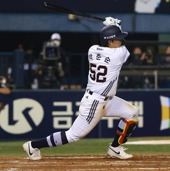 두산 박준순이 3일 잠실 한화전에서 안타를 치고 있다. 두산베어스 제공