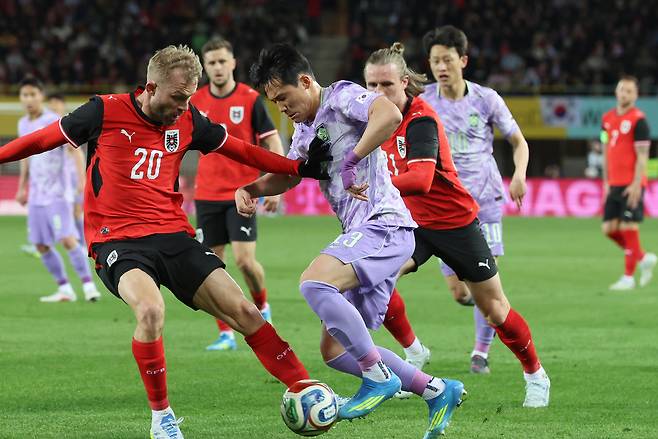 지난달 31일(현지시간) 오스트리아 빈 에른스트 하펠 스타디움에서 열린 한국 축구 국가대표팀과 오스트리아의 평가전에서 이태석이 돌파를 시도하고 있다. 연합뉴스