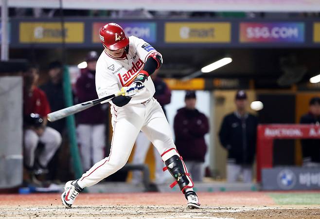 SSG 고명준이 2일 키움전에서 2타점 적시타를 치고 있다. SSG랜더스 제공