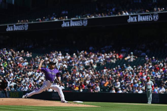 스가노 도모유키가 6일 미국 콜로라도주 덴버의 쿠어스필드에서 열린 필라델피아 필리스와 2026 메이저리그 정규리그 홈경기에 선발 등판해 공을 던지고 있다. 덴버 | AFP연합뉴스