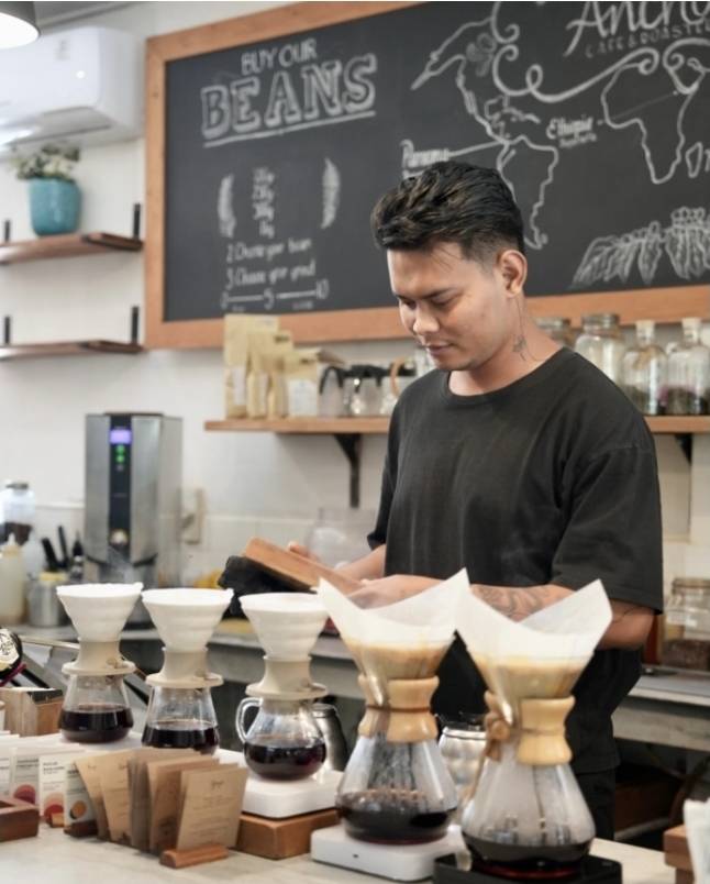 케멕스로 커피를 내리는 앵커 카페 앤 로스터. 사진제공|바탐관광청(Batam Tourism) /@anchor.cafe.roastery