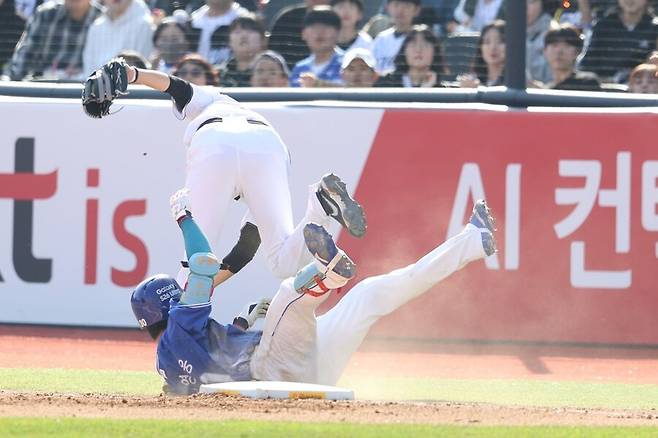 ▲ 넘어지고 있는 KT 위즈 김민수와 슬라이딩 후 이 장면을 목격 중인 삼성 라이온즈 김영웅. 하마터면 1루에서 충돌해 부상이 생길 뻔했으나 김민수가 재치 있게 잘 피해 두 선수 모두 다치지 않았다. ⓒ삼성 라이온즈