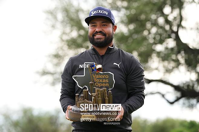 ▲ 텍사스 발레로 오픈 정상에 선 JJ 스폰.