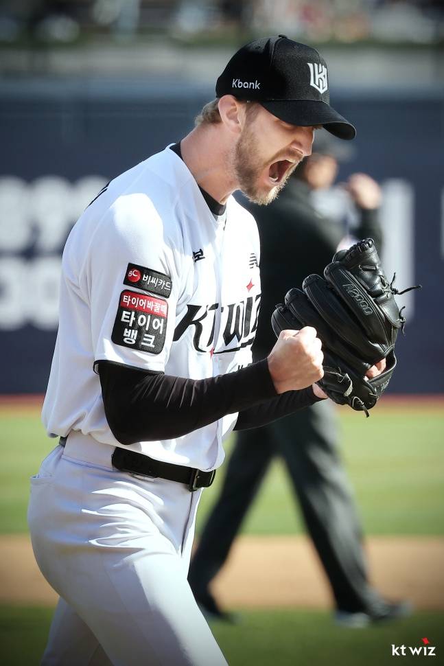 KT 보쉴리가 5일 수원 삼성전 6회초 1사 1, 3루에서 최형우를 병살타로 돌려세운 뒤 포효하고 있다. /사진=KT 위즈 제공