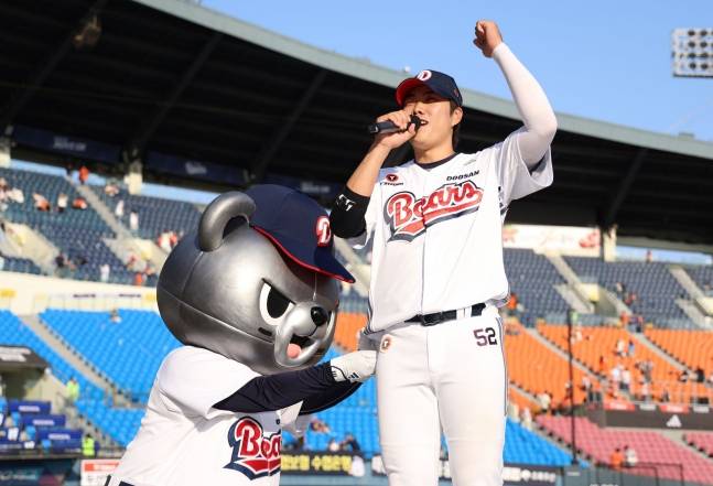 경기 후 수훈 선수로 선정된 박준순이 단상에 올라 파이팅을 외치고 있다. /사진=두산 베어스 제공