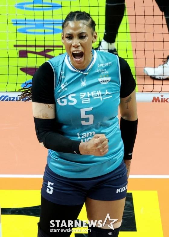 지젤 실바가 지난 5일 서울 장충체육관에서 열린 한국도로공사와의 2025~26시즌 진에어 V-리그 여자부 챔피언결정전 3차전에서 득점 후 포효하고 있다. /사진=김진경 대기자