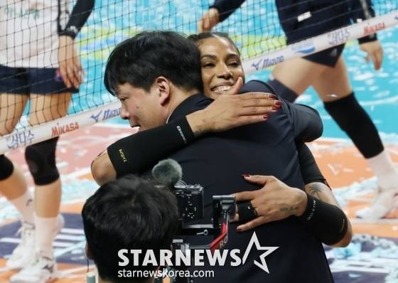 이영택(왼쪽) 감독과 지젤 실바가 포옹하고 있다. /사진=김진경 대기자