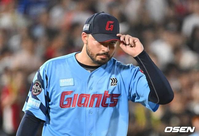 2025년 8월 사구를 던진 뒤 타자에게 인사하는 롯데 외국인 투수 감보아. /사진=OSEN