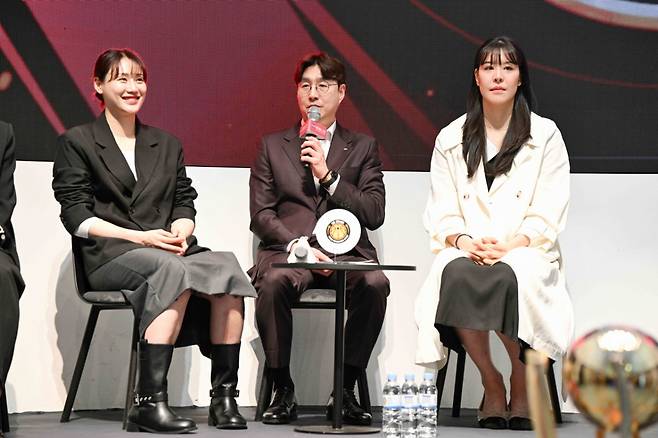 김완수(가운데) KB스타즈 감독과 박지수(오른쪽), 강이슬. /사진=WKBL 제공
