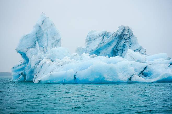 요쿨살론에서 보트를 타면 빙산 가까이 다가갈 수 있다