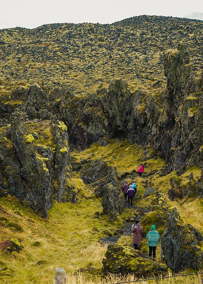 아이슬란드 남부 투어에서는 현무암으로 이루어진 해안 절경을 만날 수 있다