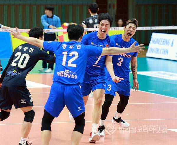 2025년도 한국실업배구연맹전 홍천대회 남자부 결승에서 화성시청 선수들이 환호하는 모습.
