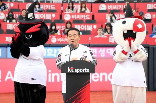 이재식 수원특례시의회 의장이 3일 수원KT위즈파크에서 열린 프로야구 'kt위즈 홈개막전' 개막식에서 축사를 하고 있다.(사진제공=-수원특례시의회)