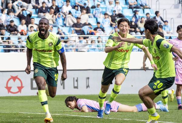 극적 동점' 김포FC, 대구 원정서 3-3 무승부...사진은 김포FC 루이스가 동점골을 성공시키고 환호하는 모습.(사진제공=김포FC)