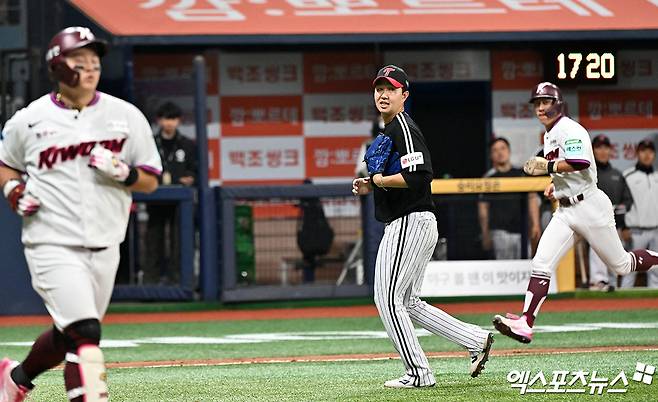 5일 오후 서울 구로구 고척스카이돔에서 열린 '2026 신한 SOL Bank KBO리그' LG 트윈스와 키움 히어로즈의 경기, LG가 선발 전원 안타를 기록하며 키움에 6:5로 승리했다. 이날 경기에서 승리한 LG 선수들이 기뻐하고 있다. 고척, 김한준 기자