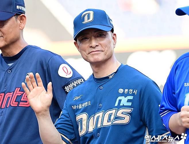 11일 오후 대전한화생명볼파크에서 열린 '2025 신한 SOL Bank KBO 퓨처스 올스타전' 남부리그와 북부리그의 경기에 앞서 NC 공필성 퓨처스 감독이 그라운드에 도열해 있다. 엑스포츠뉴스 DB