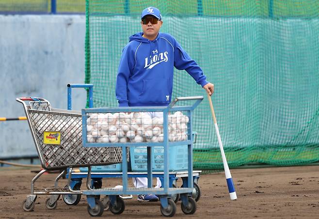 지난 2월 일본 오키나와 스프링캠프 기간 선수들의 훈련을 지켜보고 있는 박진만 삼성 라이온즈 감독. 사진 삼성 라이온즈