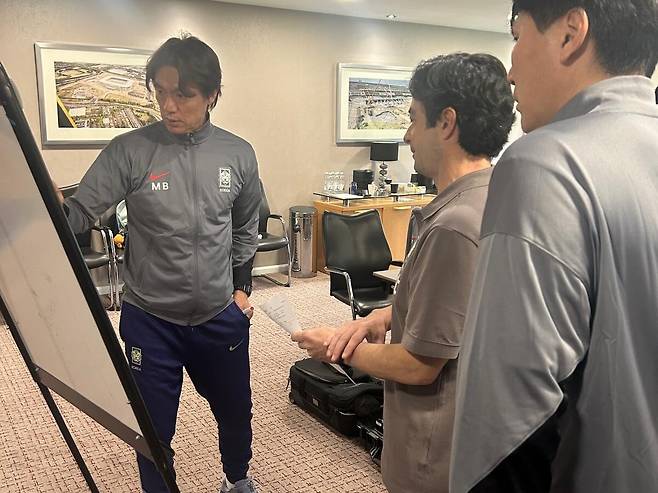 논란의 인터뷰로 홍역을 치르고 있는 주앙 아로소 대한민국 축구대표팀 코치는 해당 기사가 다른 뉘앙스로 나갔다며 삭제를 요청했다. 앞서 아로소 코치는 조국 포르투갈 언론 '볼라 나 레데'와의 인터뷰에서 현재 한국 대표팀에 합류하게 된 배경과 상황에 대해 설명하면서 한국은 자국인 감독을 중심에 두고 유럽 코치를 통해 훈련과 경기 모델을 체계화하려는 구조였다고 밝혔다. 아로소 인스타그램