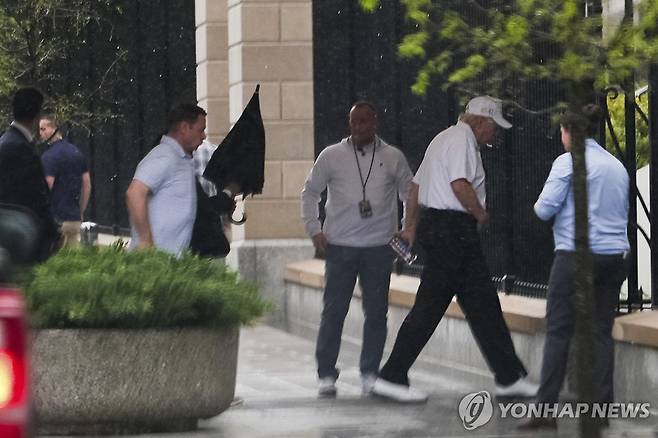 백악관 들어서는 트럼프 대통령 [AP=연합뉴스. 재판매 및 DB 금지] 트럼프 대통령이 5일(현지시간) 트럼프 내셔널 골프 클럽을 방문한 뒤 백악관에 도착하는 모습. 2026.4.5