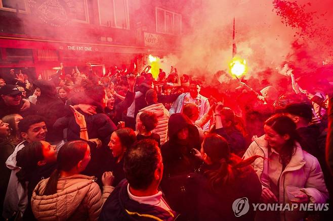 페예노르트가 무승부에 그쳐 에인트호번의 우승이 확정되자 기뻐하는 에인트호번 팬들. [AFP=연합뉴스]