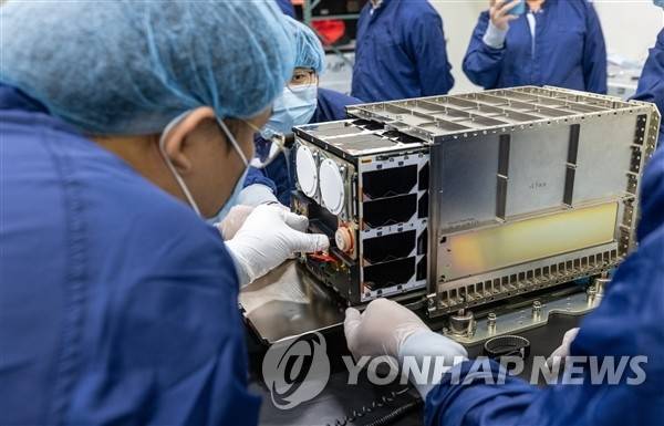 미국 유인 달탐사 '아르테미스'에 K-반도체 실린다 (서울=연합뉴스) 우주항공청과 한국천문연구원은 NASA 유인 달 탐사 프로젝트 아르테미스 2호에 탑재될 큐브위성 'K-라드큐브'가 지상 준비를 마쳤으며 2~4월 기간 중 미국 플로리다주 케네디우주센터에서 발사될 예정이라고 29일 밝혔다. 사진은 아르테미스 2호 발사관에 장착되는 K-라드큐브. 2026.1.29 [NASA 제공. 재판매 및 DB 금지] photo@yna.co.kr