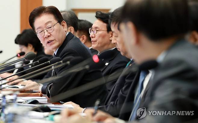 질문하는 이재명 대통령 (서울=연합뉴스) 김도훈 기자 = 이재명 대통령이 6일 청와대에서 열린 국무회의 겸 비상경제점검회의에서 김윤덕 국토부 장관에게 질문하고 있다. 2026.4.6 [청와대통신사진기자단] superdoo82@yna.co.kr