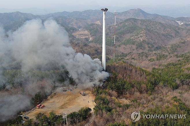 3일 전 불난 풍력발전기에서 날개 추락 (영덕=연합뉴스) 26일 경북 영덕군 영덕읍 영덕풍력발전단지 내 풍력발전기 19호기에서 블레이드(날개)가 발전기와 분리돼 추락하는 과정에서 불이 나고 있다.
    이 발전기에서는 지난 23일 불이 나 작업자 3명이 숨졌다.
    당시 불로 블레이드 3개 중 2개가 발전기에서 분리돼 추락했으나 남은 블레이드 1개와 발전기에는 잔불이 있었다. 2026.3.26 [독자 제공. 재판매 및 DB 금지] sds123@yna.co.kr