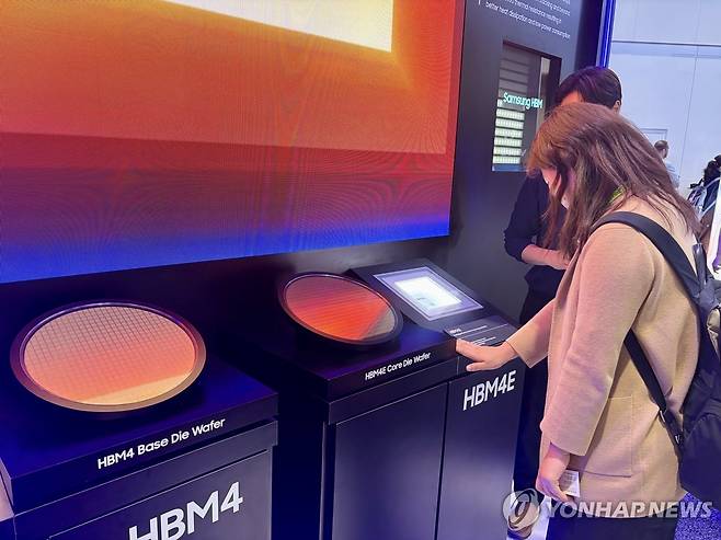 삼성전자 'HBM4E' 시제품 살펴보는 GTC 관객 (새너제이=연합뉴스) 권영전 특파원 = 지난 16일(현지시간)부터 미국 캘리포니아주 새너제이 컨벤션센터에서 진행된 엔비디아의 연례 개발자회의 'GTC 2026'에 마련된 삼성전자 전시장에서 한 관객이 삼성전자의 7세대 고대역폭메모리(HBM) 'HBM4E' 시제품을 살펴보고 있다. 2026.3.19 comma@yna.co.kr