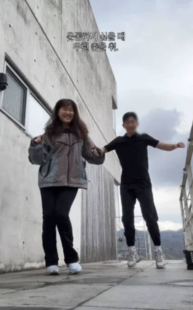 듀오 악뮤 이수현이 다이어트 중인 근황을 공유했다.
사진=듀오 악뮤 이수현 SNS