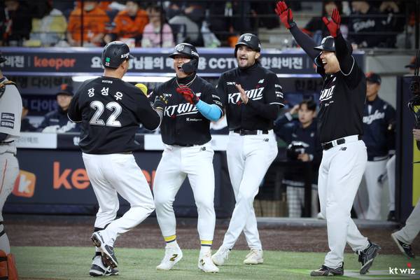 kt wiz 장성우가 지난 2일 열린 한화 이글스와의 경기에서 득점한 뒤 선수들과 기뻐하고 있다. 2026.4.2 /kt wiz 제공
