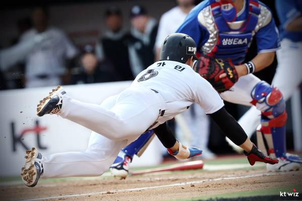 kt wiz 이강민이 지난 4일 열린 삼성 라이온즈와의 경기에서 홈으로 슬라이딩하고 있다. 2026.4.4 /kt wiz 제공