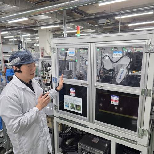 LS일렉트릭 청주 스마트공장에서 김형규 스마트팩토리팀 매니저가 생산 라인에 대해 설명하고 있다. /LS 제공