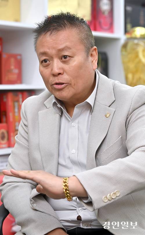 신현기 신포국제시장 상인회장은 “신포시장은 단순한 상거래의 장을 넘어 인천의 근대사가 태동한 삶의 터전이자 소중한 문화유산”이라며 “143년 역사를 품은 신포시장이 전 세계인이 일생에 꼭 한 번은 방문하고 싶어 하는 ‘버킷리스트’로 자리잡길 바란다”고 말했다. 2026.4.2 /김용국기자 yong@kyeongin.com