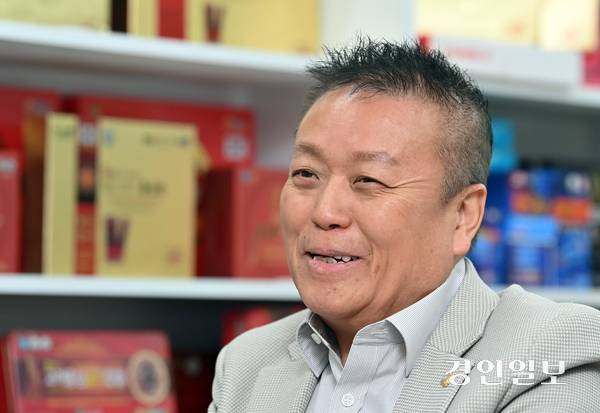 신현기 신포국제시장 상인회장은 “신포시장은 단순한 상거래의 장을 넘어 인천의 근대사가 태동한 삶의 터전이자 소중한 문화유산”이라며 “143년 역사를 품은 신포시장이 전 세계인이 일생에 꼭 한 번은 방문하고 싶어 하는 ‘버킷리스트’로 자리잡길 바란다”고 말했다. 2026.4.2 /김용국기자 yong@kyeongin.com