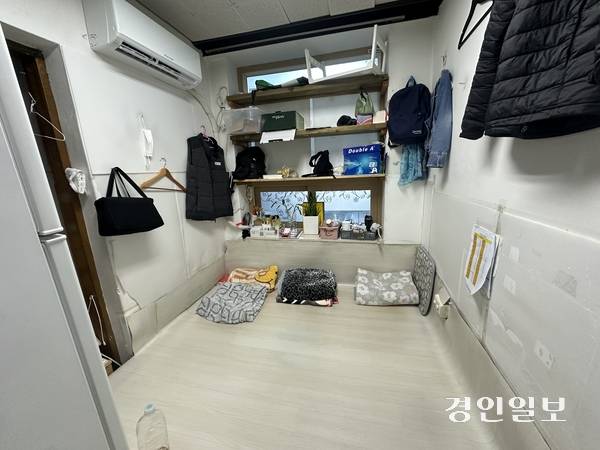 수원시 경기대학교의 공과대학 건물 휴게실에 마련된 공간을 직접 자로 측정한 결과 가로·세로 길이가 모두 170㎝에 미치지 못해 면적이 약 0.5평에 불과했다. 2026.4.7 /목은수기자 wood@kyeongin.com