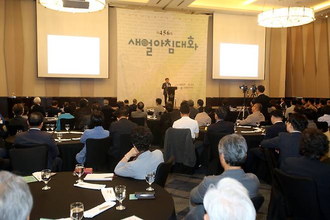 ▲&nbsp;제456회 새얼아침대화에서 하남석 서울시립대학교 중국어문화학과 교수가 강연하고 있다. /사진제공=새얼문화재단&nbsp;