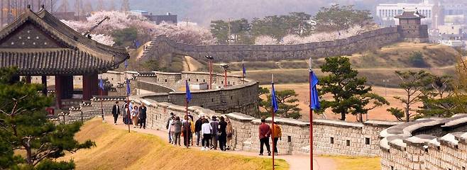 ▲ 관광객과 시민들이 수원화성 성곽길 중 동장대(연무대) 주변을 걷고 있다. /사진제공=수원특례시