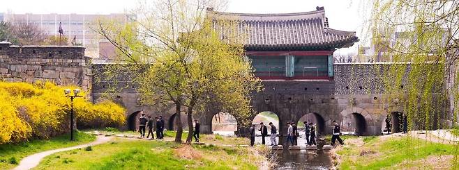 ▲ 시민들이 수원화성 성곽길 중 북수문(화홍문) 앞 징검다리를 건너고 있다. /사진제공=수원특례시