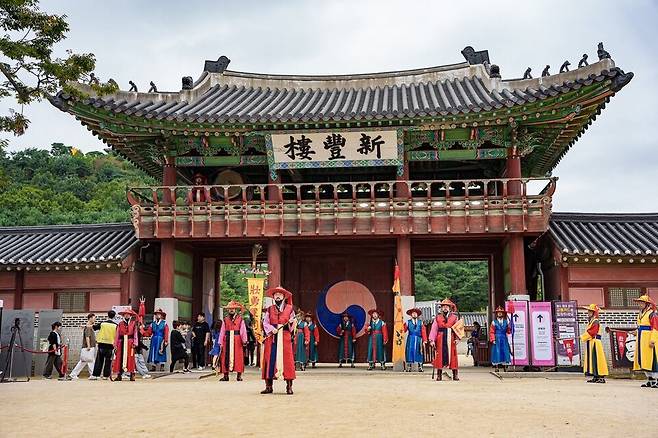 ▲ 화성행궁 정문인 신풍루 앞에서 장용영 수위의식이 진행되고 있다. /사진제공=수원특례시