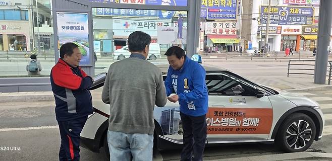 시민들과 인사를 나누는 임병택 시흥시장 예비후보. 사진=임병택후보선거사무소