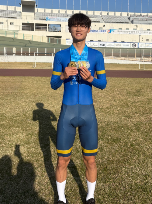7일 인천국제벨로드롬에서 열린 제25회 인천시장배 전국사이클대회서 3관왕에 오른 김도윤(가평고)이 기념사진을 찍고 있다. 사진=가평고등학교