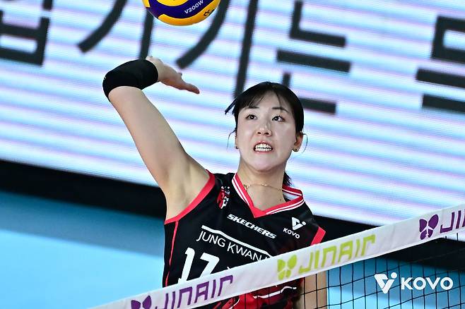 프로배구 여자부 FA(자유계약선수) 자격을 취득한 정호영(대전 정관장)이 공격을 하고 있다. <KOVO 제공>