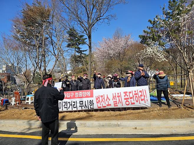 7일 인천시 연수구 비류마을 주민들이 GTX-B 환기구 공사로 인한 피해를 호소하며 변전소 설치를 반대하는 시위를 벌이고 있다.