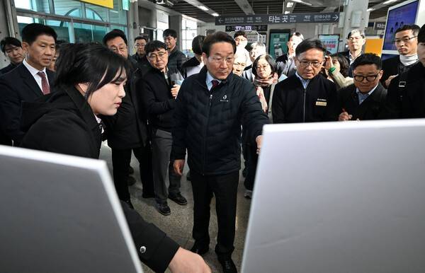 유정복 인천시장이 7일 인천1호선 귤현역을 찾아 연결 보행로 사업현황 등을 살펴보고 있다.