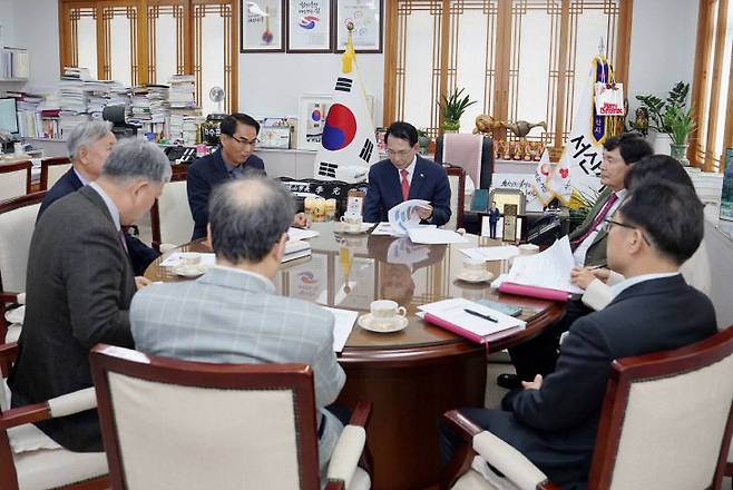 서산시는 4월 6일 시장실에서 관계자들이 참석한 가운데 해미읍성 축제 활성화 과제 제안을 위한 전문가 간담회를 개최했다.(사진=서산시 제공)