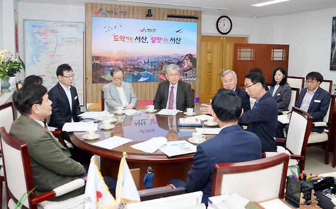 서산시는 4월 6일 시장실에서 관계자들이 참석한 가운데 해미읍성 축제 활성화 과제 제안을 위한 전문가 간담회를 개최했다.(사진=서산시 제공)
