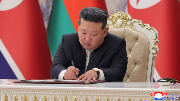 김정은&nbsp;북한&nbsp;국무위원장이 지난 26일 알렉산드르 루카셴코 벨라루스 대통령과 정상회담을 하고 '조선민주주의인민공화국과 벨라루스공화국사이의 친선 및 협조에 관한 조약' 조인식을 진행했다고 조선중앙통신이 27일 보도했다. 연합뉴스